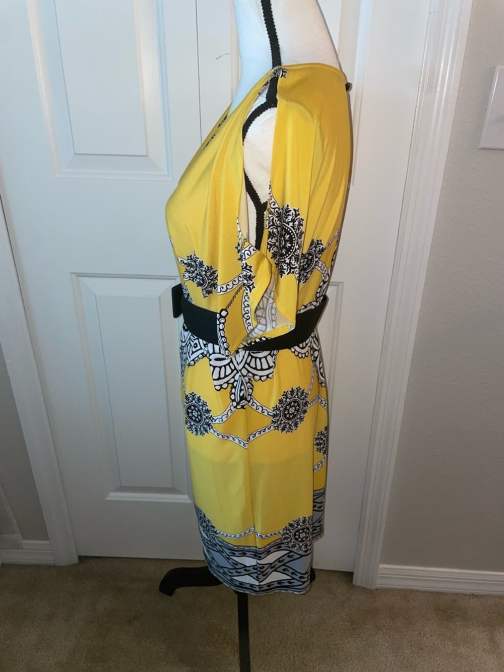 Sandra Darren Yellow Printed Cold-Shoulder Midi Dress with Black Belt - Picture 2 of 4